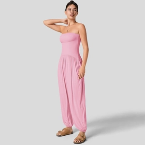 Zijaanzicht van een roze strapless jumpsuit met taille-detail en boorden