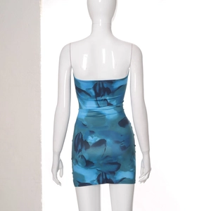 Detail van de achterkant van een blauwe abstracte print mini strapless jurk met bodycon pasvorm