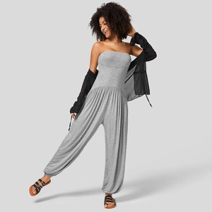 Detail van grijze strapless harem jumpsuit met zachte gedrapeerde stof en elastische enkels