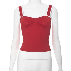 Détail du caraco rouge avec passepoil blanc contrasté et décolleté en cœur à plis fins