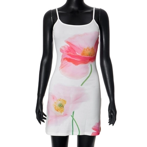 Detail van de witte bodyconjurk met grote roze bloemenpatronen en papavermotieven