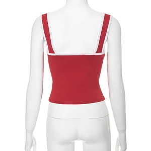 Détail de la vue arrière d'un crop top rouge avec passepoil contrasté blanc et encolure carrée