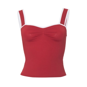 Détail du caraco rouge avec passepoil blanc contrasté et design de poitrine froncé