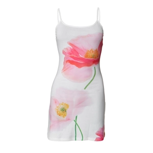 Detail van roze papaver bloemenprint op een witte slim fit camisole jurk stof