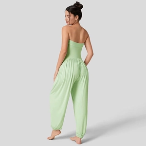 Detailopname van lichtgroene strapless jumpsuit met hoge taille en nauwe manchetten