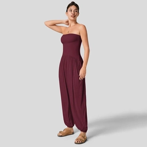 Detail van de bordeauxrode strapless jumpsuit met losse pasvorm en elastische enkels