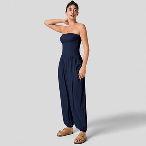Donkerblauwe strapless jumpsuit met geplooide taille en smal toelopende pijpen