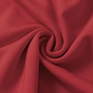 Gros plan sur la texture du tricot côtelé rouge foncé avec fines rayures verticales