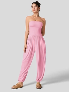 Detailoverzicht van roze strapless jumpsuit met elastische taille en harembroek