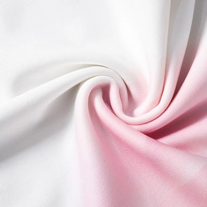 Detail van roze en witte gradiënt gebreide stof met zachte textuur en ribbelstructuur