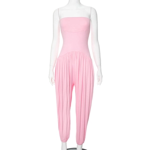 Detail van roze strapless jumpsuit met elastische taille en boorden bij de zoom