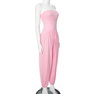 Detail van de roze strapless jumpsuit met elastische taille en nauwe enkelmanchetten