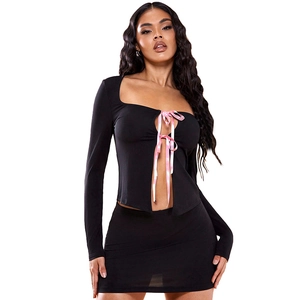 Ensemble haut manches longues et jupe noir pour femme avec nœuds roses et découpes