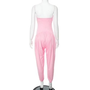 Achteraanzicht van een roze strapless jumpsuit met elastische taille en losse lantaarnbroek