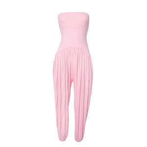Detail van de hoge tailleband en elastische stof op deze roze strapless jumpsuit