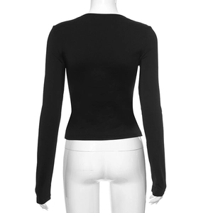 Vue arrière d'un t-shirt noir ajusté à manches longues avec nœud sur un mannequin blanc