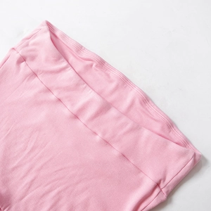 Detail van een roze brede tailleband met dubbele stiksels op zachte jersey stof