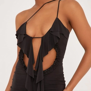Robe courte noire sexy dos nu avec lacets et découpes latérales pour la mode estivale