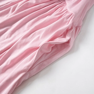 Detail van roze geribbelde stof met de zijzak en de geplooide taille van de jumpsuit