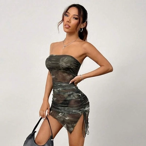 Detalle de vestido tubo fruncido de camuflaje con abertura lateral y cordón ajustable
