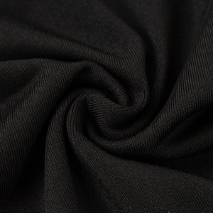 Gros plan sur un tissu en maille côtelée noire de haute qualité avec texture douce et rayures