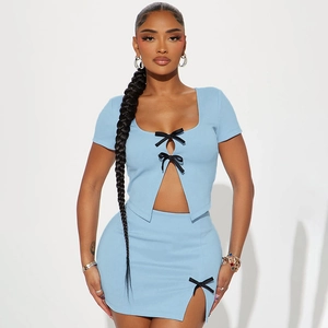 Lichtblauwe tweedelige set met top met strikdetail en bijpassende mini-rok