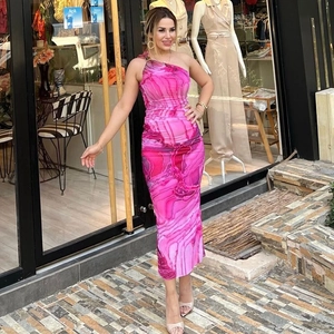 Elegante abito lungo monospalla con stampa marmorizzata rosa e taglio a vita alta