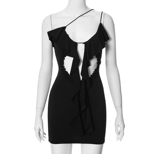 Détail de la mini robe noire avec col licou asymétrique et volants ajourés sexy