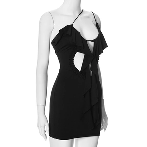 Détail d'une robe moulante noire avec volants asymétriques et découpe à la taille