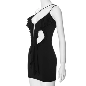 Détail de la robe courte noire avec volants et grande découpe circulaire sur le côté