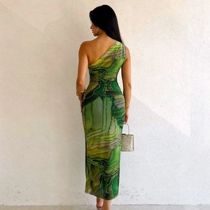 Elegante abito lungo verde monospalla con stampa astratta e vestibilità slim