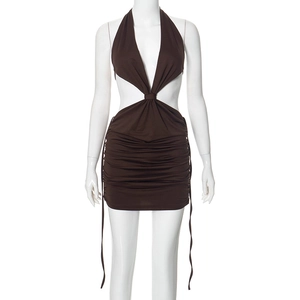 Détails de la robe dos nu marron foncé avec fronces et découpes à la taille