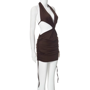 Détail d'une mini robe marron foncé avec col en V, découpes à la taille et fronces latérales