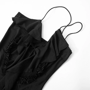 Détail d'une robe noire courte avec volants texturés et fines bretelles spaghetti