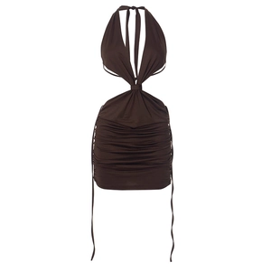Détail de la robe dos nu marron café avec col en V profond et taille ajourée froncée