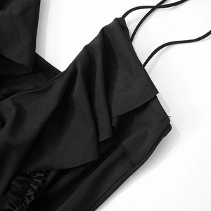 Détail de robe d'été noire avec décolleté à volants et finitions élastiques froncées
