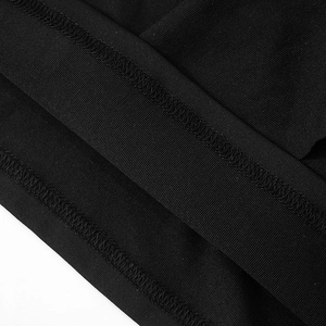 Détail de couture à double aiguille sur l'ourlet d'une robe en maille noire lisse