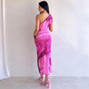 Dettaglio dell'abito con stampa marmo rosa con vita sottile e design elegante monospalla