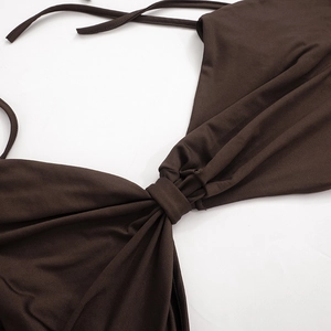 Détail macro de la robe licou marron montrant le nœud central et le tissu lisse