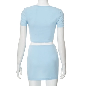 Achteraanzicht van de lichtblauwe tweedelige crop top en minirok set op een mannequin