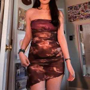 Detalle del vestido palabra de honor con estampado floral y un dobladillo asimétrico
