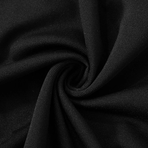 Vue détaillée de la texture du tissu en maille noire avec un motif côtelé horizontal