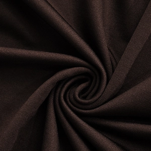 Détail macro du tissu marron foncé extensible avec texture tricotée fine et éclat soyeux