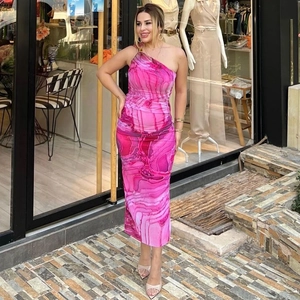 Dettaglio della stampa marmo rosa su un abito midi monospalla slim fit da donna
