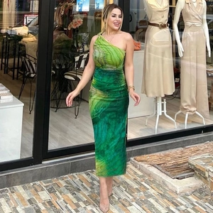 Dettaglio di un abito midi monospalla slim fit con un motivo a stampa marmorizzata verde