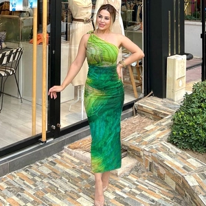 Dettaglio vestito monospalla verde con stampa astratta e vestibilità arricciata