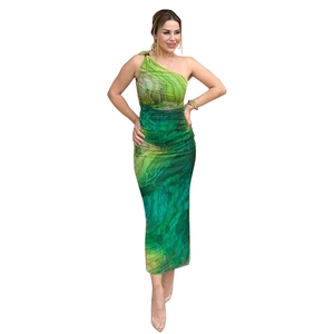 Elegante abito lungo monospalla attillato con stampa marmorizzata verde da donna