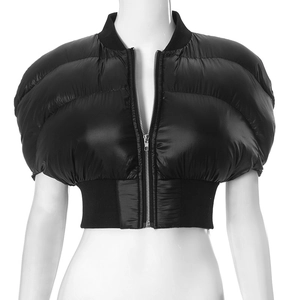 Détail du gilet court noir avec ourlet large à côtes et fermeture éclair en métal argenté