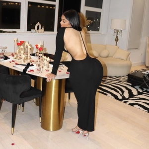 Détail de la robe longue noire dos nu avec une coupe ajustée et un col licou élégant