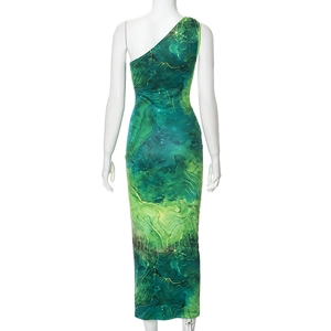 Dettaglio elegante vestito maxi monospalla con stampa marmo verde e rifiniture dorate